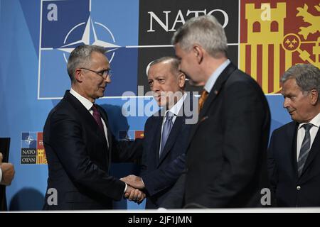 Madrid, Spanien 28 June 2022 , die Türkei stimmt zu, den Antrag Schwedens und Finnlands auf NATO-Mitgliedschaft beim NATO-Gipfel in Madrid zu vertreten. Von links: NATO-Generalsekretär Jens Stoltenberg, der türkische Präsident Recep Tayyip Erdogan, der finnische Außenminister Pekka Haavisto und der finnische Präsident Sauli Niinistö.Me Ministerin Magdalena Andersson. Madrid, Spanien, 28. Juni 2022 Foto: Henrik Montgomery / TT / Code 10060 Stockfoto