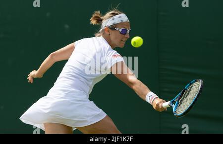 Die Belgierin Kirsten Flipkens, die am Dienstag, den 28. Juni 2022, beim Grand-Slam-Tennisturnier von Wimbledon im All England Tennis Club im Südwesten Londons, Großbritannien, während eines ersten Rundenspiels im Damen-Einzelturnier zwischen der Belgierin Flipkens (WTA190) und der Australierin Fourlis (WTA150) im Rahmen des Wimbledon-Grand-Slam-Turniers 2022 BELGA FOTO BENOIT DOPPAGNE Stockfoto