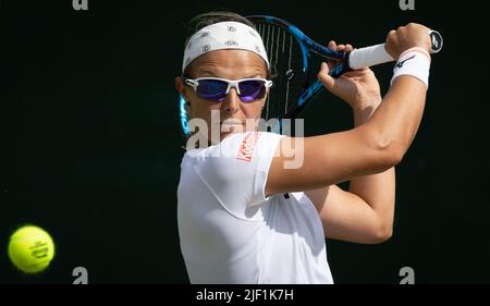 Die Belgierin Kirsten Flipkens, die am Dienstag, den 28. Juni 2022, beim Grand-Slam-Tennisturnier von Wimbledon im All England Tennis Club im Südwesten Londons, Großbritannien, während eines ersten Rundenspiels im Damen-Einzelturnier zwischen der Belgierin Flipkens (WTA190) und der Australierin Fourlis (WTA150) im Rahmen des Wimbledon-Grand-Slam-Turniers 2022 BELGA FOTO BENOIT DOPPAGNE Stockfoto