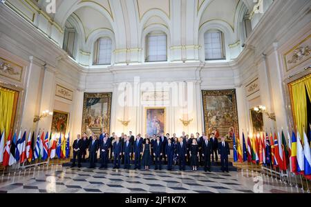 Madrid, Spanien. 28.. Juni 2022. Die Staats- und Regierungschefs stellen sich vor dem Royal Gala Dinner, das König Roippe VI. Anlässlich des NATO-Gipfels im Königlichen Palast in Madrid gegeben hat, zu einem Gruppenfoto zusammen. Die Staats- und Regierungschefs der 30 Bündnisstaaten sollen auf dem zweitägigen Gipfel über die Umsetzung der Reformagenda "NATO 2030" entscheiden. Quelle: Bernd von Jutrczenka/dpa/Alamy Live News Stockfoto