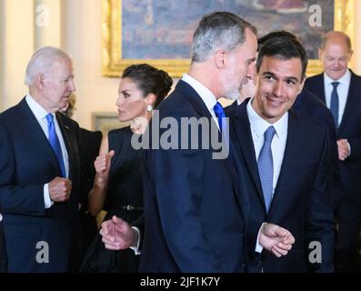 Madrid, Spanien. 28.. Juni 2022. Königin Letizia von Spanien (2. v.l.) und Joe Biden (l.), Präsident der Vereinigten Staaten von Amerika (USA), sowie König von Spanien (3. v.l.) und Pedro Sanchez (4. v.l.), Premierminister von Spanien, Plaudern Sie nach einem Gruppenfoto vor dem Royal Gala Dinner anlässlich des NATO-Gipfels im Königlichen Palast. Auf dem zweitägigen Gipfel werden die Staats- und Regierungschefs der 30 Bündnisländer voraussichtlich Entscheidungen über die Umsetzung der Reformagenda "NATO 2030" treffen. Quelle: Bernd von Jutrczenka/dpa/Alamy Live News Stockfoto