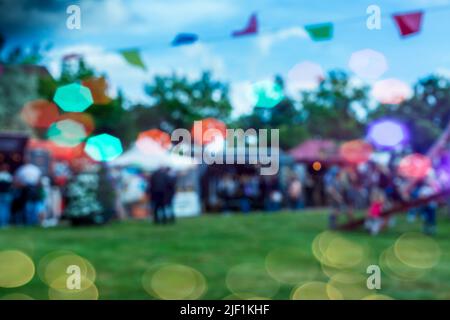 Abstraktes, unscharfes Bild von Imbissständen und Lastwagen. Verwischen Sie das Bild des Straßenfestivals mit Bokeh für den Hintergrund Stockfoto