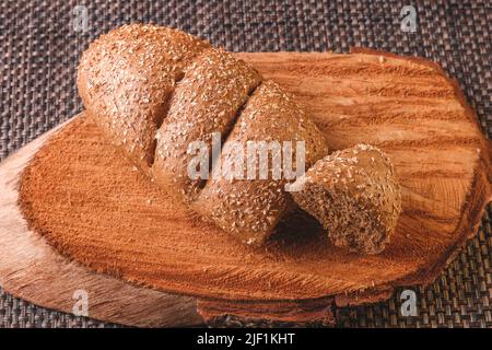 Veganes Bio-Brot mit Samen zu Hause ganz natürlich und rustikal Ideal für eine Vorspeise, begleitet von einem guten Wein Stockfoto