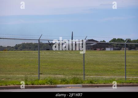 Airforce C130 Vorbereitung des Starts vom Flughafen - geparkt am Flughafen Stockfoto