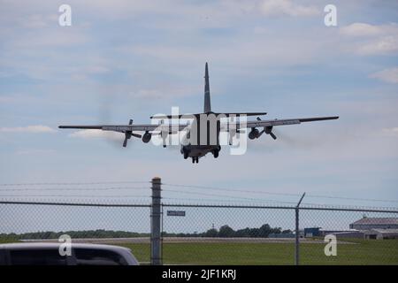 Airforce C130 Überflug und Landung am Flughafen Stockfoto