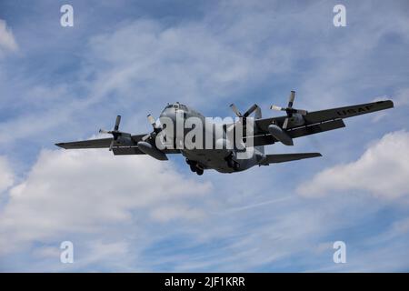 Airforce C130 Überflug und Landung am Flughafen Stockfoto