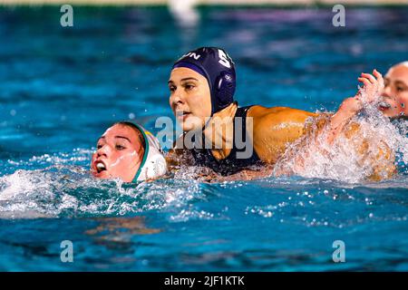 BUDAPEST, UNGARN - 28. JUNI: Tilly Kearns aus Australien, Zsuzsanna Mate aus Ungarn während der Finalspiel der FINA World Championships Budapest 2022 Quarter Australia gegen Hungary am 28. Juni 2022 in Budapest, Ungarn (Foto: Albert ten Hove/Orange Picts) Stockfoto