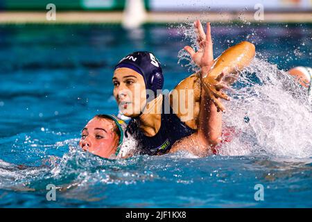 BUDAPEST, UNGARN - 28. JUNI: Tilly Kearns aus Australien, Zsuzsanna Mate aus Ungarn während der Finalspiel der FINA World Championships Budapest 2022 Quarter Australia gegen Hungary am 28. Juni 2022 in Budapest, Ungarn (Foto: Albert ten Hove/Orange Picts) Stockfoto