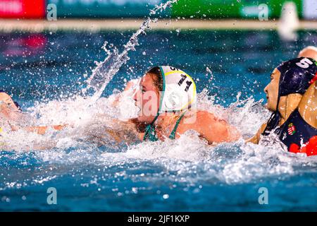 BUDAPEST, UNGARN - 28. JUNI: Tilly Kearns aus Australien, Zsuzsanna Mate aus Ungarn während der Finalspiel der FINA World Championships Budapest 2022 Quarter Australia gegen Hungary am 28. Juni 2022 in Budapest, Ungarn (Foto: Albert ten Hove/Orange Picts) Stockfoto
