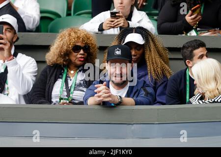London, Großbritannien. 28.. Juni 2022. Tennis: Grand Slam/WTA Tour - Wimbledon, Singles, Frauen, 1. Runden. Williams (USA) - Tan (Frankreich). Oracene Prince (2. v.l.), Mutter von Serena Williams, Alexis Ohanian, Ehemann von Serena Williams und Schwester Venus Williams sitzen auf den Tribünen. Quelle: Frank Molter/dpa/Alamy Live News Stockfoto