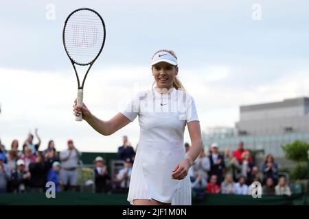 Katie Boulter feiert den Sieg über Clara Burel am zweiten Tag der Wimbledon Championships 2022 beim All England Lawn Tennis and Croquet Club in Wimbledon. Bilddatum: Dienstag, 28. Juni 2022. Stockfoto