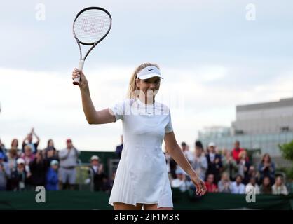 Katie Boulter feiert den Sieg über Clara Burel am zweiten Tag der Wimbledon Championships 2022 beim All England Lawn Tennis and Croquet Club in Wimbledon. Bilddatum: Dienstag, 28. Juni 2022. Stockfoto