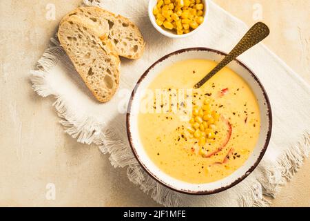 Köstliche cremige Chilikäse-Maissuppe mit Brot serviert Stockfoto