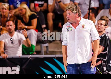 BUDAPEST, UNGARN - 28. JUNI: Cheftrainer Attila Biro von Ungarn während der FINA World Championships Budapest 2022 Quarter final match Australia gegen Hungary am 28. Juni 2022 in Budapest, Ungarn (Foto: Albert ten Hove/Orange Picts) Stockfoto