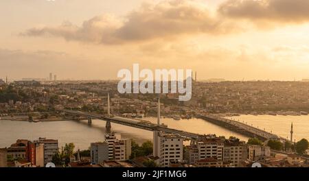 Istanbul Panorama mit Moschee bei Sonnenuntergang, Luftaufnahme der Altstadt, Brücke und Golden Horn Meerenge, Türkei Stockfoto
