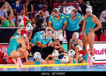 BUDAPEST, UNGARN - 28. JUNI: Tilly Kearns aus Australien, Tenealle Fasala aus Australien, Charlize Andrews aus Australien, Pascalle Casey aus Australien, Amy Ridge aus Australien, Zoe Arancini aus Australien, Cheftrainer Paul Oberman aus Australien, Coach Rebecca Rippon aus Australien, Coach Taryn Woods aus Australien, Bridget Leeson-Smith aus Australien, Hayley Ballesty aus Australien, Lena Mihailovic aus Australien während der Finalspiel der FINA World Championships Budapest 2022 Quarter Australia gegen Hungary am 28. Juni 2022 in Budapest, Ungarn (Foto: Albert ten Hove/Orange Picts) Stockfoto