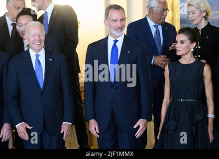 Madrid, Spanien. 28.. Juni 2022. Joe Biden (l-r), Präsident der Vereinigten Staaten von Amerika (USA), König Aphan VI und Königin Letizia von Spanien, stellen sich vor dem Royal Gala Dinner anlässlich des NATO-Gipfels im Königlichen Palast in Madrid zu einem Gruppenfoto zusammen. Die Staats- und Regierungschefs der 30 Bündnisstaaten sollen auf dem zweitägigen Gipfel über die Umsetzung der Reformagenda "NATO 2030" entscheiden. Quelle: Bernd von Jutrczenka/dpa/Alamy Live News Stockfoto