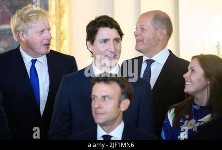 28. Juni 2022, Spanien, Madrid: Boris Johnson (l-r), Premierminister von Großbritannien, Justin Trudeau, Premierminister von Kanada, Emmanuel Macron, Präsident von Frankreich, Bundeskanzler Olaf Scholz (SPD) und Katrin Jakobsdottir, Premierminister von Island, stehen vor dem Royal Gala Dinner zu einem Gruppenbild zusammen, Gegeben von König Roulet VI. Und Königin Letizia von Spanien anlässlich des NATO-Gipfels im Königlichen Palast in Madrid. Die Staats- und Regierungschefs der 30 Bündnisländer werden voraussichtlich auf der zweitägigen Su Entscheidungen über die Umsetzung der Reformagenda "NATO 2030" treffen Stockfoto