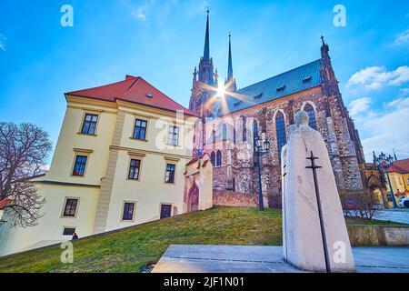 BRÜNN, TSCHECHISCHE REPUBLIK - 10. MÄRZ 2022: Die Skulptur des hl. Cyrill und Methodius steht in der Kathedrale der Heiligen Peter und Paul am 10. März in Brünn, Stockfoto