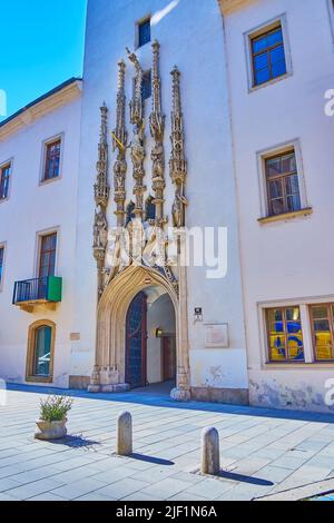 Das große Portal mit geschnitzten Skulpturen und hohen Zinnen ist eine Visitenkarte des Brünner Stara Radnice (Altes Rathaus), Tschechische Republik Stockfoto