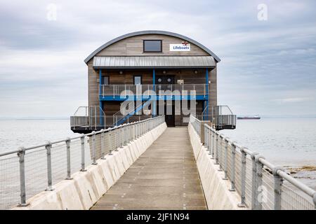 Vorderansicht entlang einer Betonbrücke zur hölzern gekleideten Bembridge Royal National Lifeboat Institution RNLI Life Boat Station auf der Isle of Wight Stockfoto