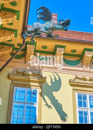 Das Dachrinnenentwässerungssystem in Form eines Drachen auf dem Dach des Neuen Rathauses in Brünn, Tschechische Republik Stockfoto