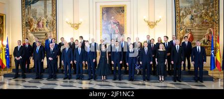 Madrid, Spanien. 28.. Juni 2022. Staats- und Regierungschefs stehen vor dem Royal Gala Dinner, das von König Roippe VI. Und Königin Letizia von Spanien (M) anlässlich des NATO-Gipfels im Königlichen Palast in Madrid gegeben wurde, für ein Gruppenfoto zusammen. Die Staats- und Regierungschefs der 30 Bündnisländer werden auf dem zweitägigen Gipfel voraussichtlich Entscheidungen über die Umsetzung der Reformagenda "NATO 2030" treffen. Quelle: Bernd von Jutrczenka/dpa/Alamy Live News Stockfoto