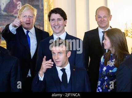 28. Juni 2022, Spanien, Madrid: Boris Johnson (TOP L), Premierminister von Großbritannien, Justin Trudeau (TOP M), Premierminister von Kanada, Emmanuel Macron (Bottom M), Präsident von Frankreich, Bundeskanzler Olaf Scholz (TOP, r SPD) und Katrin Jakobsdottir (Bottom R), Premierminister von Island, Stellen Sie sich vor dem königlichen Galadiner, das von König Roulein VI. Und Königin Letizia von Spanien anlässlich des NATO-Gipfels im Königlichen Palast in Madrid veranstaltet wurde, zu einem Gruppenbild zusammen. Es wird erwartet, dass die Staats- und Regierungschefs der 30 Bündnisländer Entscheidungen über die Umsetzung von treffen werden Stockfoto