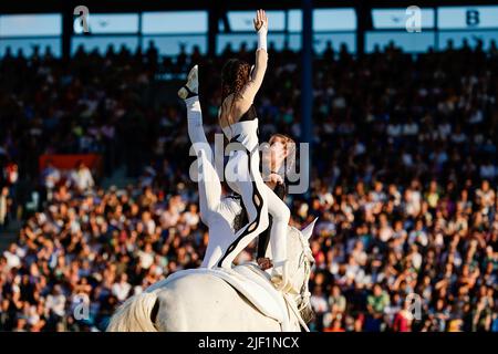 Aachen, Deutschland. 28.. Juni 2022. Pferdesport: CHIO, Eröffnungsfeier. Vaulter zeigen akrobatische Tricks auf einem Pferd. Quelle: Uwe Anspach/dpa/Alamy Live News Stockfoto