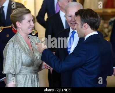 Madrid, Spanien. 28.. Juni 2022. Mette Frederiksen, Premierminister von Dänemark, Joe Biden, Präsident der Vereinigten Staaten von Amerika (USA), Und Emmanuel Macron, der französische Präsident, trifft sich vor dem königlichen Galadiner, das von König Aphéro VI. Und Königin Letizia von Spanien anlässlich des NATO-Gipfels im Königlichen Palast in Madrid veranstaltet wurde, zu einem Gruppenfoto. Die Staats- und Regierungschefs der 30 Bündnisländer werden auf dem zweitägigen Gipfel voraussichtlich Entscheidungen über die Umsetzung der Reformagenda "NATO 2030" treffen. Quelle: Bernd von Jutrczenka/dpa/Alamy Live News Stockfoto