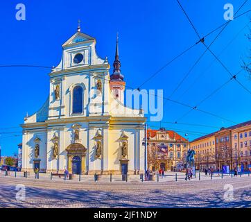 BRNO, TSCHECHISCHE REPUBLIK - 10. MÄRZ 2022: Die Fassade der Kirche des heiligen Thomas auf dem Mährischen Platz, am 10. März in Brno, Tschechische Republik Stockfoto