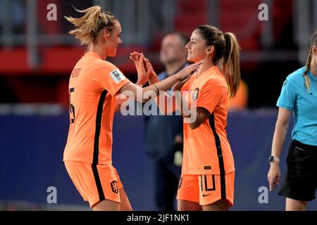 Enschede - (lr) jill Roord von Holland Women, Danielle van de Donk von Holland Women während des WM-Qualifying-Spiels der Niederlande und Weißrussland im Stadion De Grolsch Veste am 28. Juni 2022 in Enschede, Niederlande. ANP GERRIT VAN COLOGNE Stockfoto