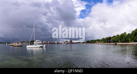 Panorama der touristisch attraktiven Stadt Eckernförde in Schleswig-Holstein, Deutschland, vom Stadtteil Borby aus gesehen Stockfoto