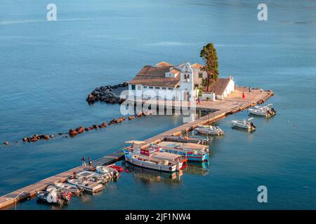 Korfu, Griechenland - 2 2022. Juni: Das Heilige Kloster von Vlacherna, das durch eine Fußgängerbrücke mit dem Festland verbunden ist, im Bezirk Kanoni. Stockfoto