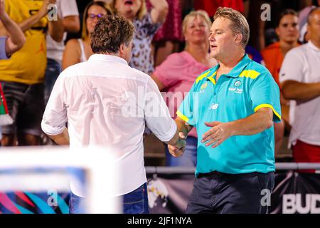 BUDAPEST, UNGARN - 28. JUNI: Cheftrainer Attila Biro aus Ungarn schüttelt sich die Hände mit Cheftrainer Paul Oberman aus Australien beim Finalspiel der FINA World Championships Budapest 2022 Quarter Australia gegen Hungary am 28. Juni 2022 in Budapest, Ungarn (Foto: Albert ten Hove/Orange Picts) Stockfoto