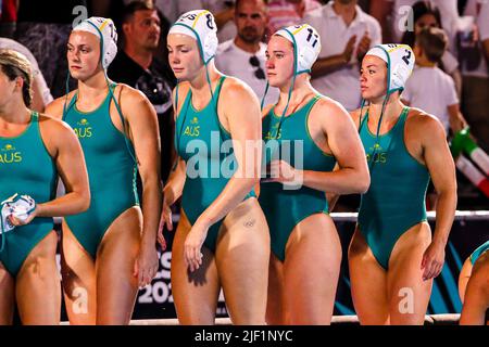 BUDAPEST, UNGARN - 28. JUNI: Hayley Ballesty aus Australien, Amy Ridge aus Australien, Tilly Kearns aus Australien, Pascalle Casey aus Australien während der FINA World Championships Budapest 2022 Quarter final match Australia gegen Hungary am 28. Juni 2022 in Budapest, Ungarn (Foto: Albert ten Hove/Orange Picles) Stockfoto