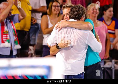 BUDAPEST, UNGARN - 28. JUNI: Cheftrainer Attila Biro aus Ungarn umarmt Cheftrainer Paul Oberman aus Australien beim Finalspiel der FINA World Championships Budapest 2022 Quarter Australia gegen Hungary am 28. Juni 2022 in Budapest, Ungarn (Foto: Albert ten Hove/Orange Picts) Stockfoto