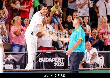 BUDAPEST, UNGARN - 28. JUNI: Schiedsrichter Rafaele Colombo schüttelt sich die Hände mit Cheftrainer Paul Oberman aus Australien während des Finalmatches der FINA World Championships Budapest 2022 Quarter Australia gegen Hungary am 28. Juni 2022 in Budapest, Ungarn (Foto: Albert ten Hove/Orange Picles) Stockfoto