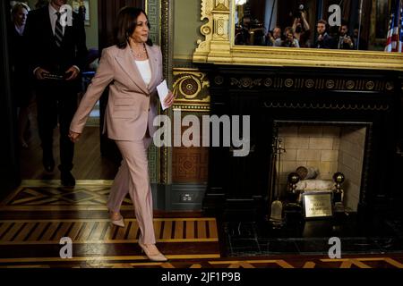Washington, DC, USA. 27.. Juni 2022. US-Vizepräsidentin Kamala Harris kommt am Montag, den 27. Juni, in Bridget Brink, US-Botschafterin in der Ukraine, nicht abgebildet, im Zeremonialbüro des Vizepräsidenten in Washington, DC, USA, zu schwören. 2022. Brink wurde am 18. Mai vom US-Senat bestätigt. Quelle: Samuel Corum/Pool via CNP/dpa/Alamy Live News Stockfoto