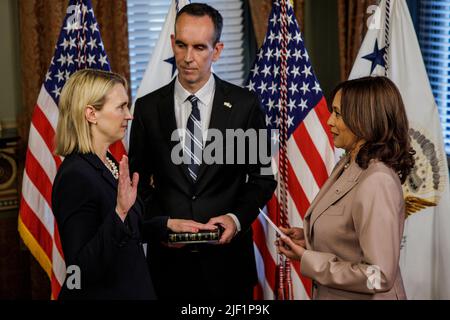 Washington, DC, USA. 27.. Juni 2022. US-Vizepräsidentin Kamala Harris (R) schwört am Montag, den 27. Juni, in Bridget Brink (L), US-Botschafterin in der Ukraine, im Zeremonialbüro des Vizepräsidenten in Washington, DC, USA, 2022. Brink wurde am 18. Mai vom US-Senat bestätigt. Quelle: Samuel Corum/Pool via CNP/dpa/Alamy Live News Stockfoto