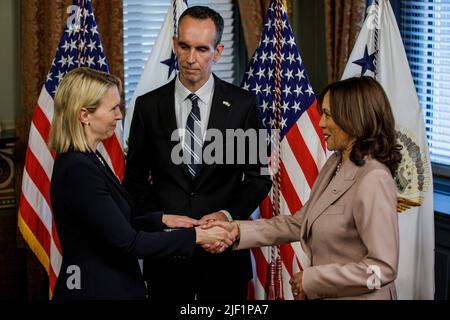 Washington, DC, USA. 27.. Juni 2022. US-Vizepräsidentin Kamala Harris (R) schwört am Montag, den 27. Juni, in Bridget Brink (L), US-Botschafterin in der Ukraine, im Zeremonialbüro des Vizepräsidenten in Washington, DC, USA, 2022. Brink wurde am 18. Mai vom US-Senat bestätigt. Quelle: Samuel Corum/Pool via CNP/dpa/Alamy Live News Stockfoto