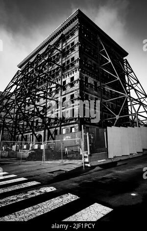 Stahlgerüst unterstützt die Fassade eines alten Gebäudes vor der Sanierung in Halifax, Nova Scotia, Kanada. Stockfoto