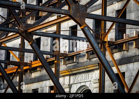 Stahlgerüst unterstützt die Fassade eines alten Gebäudes vor der Sanierung in Halifax, Nova Scotia, Kanada. Stockfoto