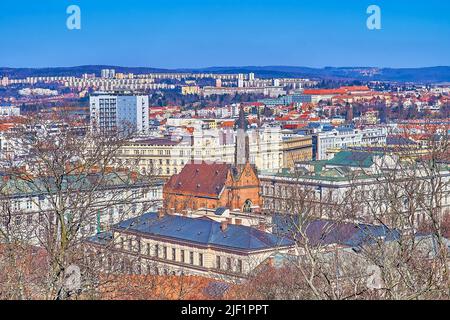 Das Stadtbild des historischen Brünn mit herausragender gotischer sogenannter Roter Kirche zwischen Verwaltungs- und Wohngebäuden, Tschechische Republik Stockfoto