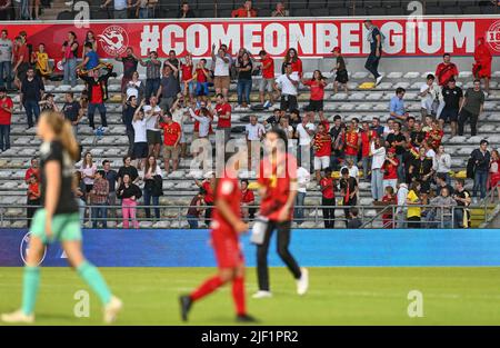 Belgische Fans und Fans von Red Flames, die während des Freundschaftsspiels zwischen der belgischen Nationalmannschaft der Frauen, den Red Flames, und der luxemburgischen Nationalmannschaft der Frauen, am Dienstag, den 28. Juni 2022 in Lier abgebildet wurden. BELGA FOTO DAVID CATRY Stockfoto