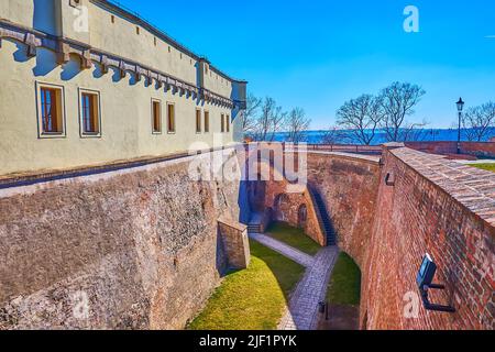 Der trockene tiefe Graben und die hohe uneinnehmbare Mauer der Festung Spilberk in Brünn, Tschechische Republik Stockfoto