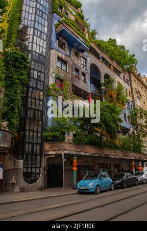 Das Hundertwasserhaus ist ein Wohnhaus in Wien, Österreich, das nach der Idee und dem Konzept des österreichischen Künstlers Friedensreich Hundertwasser gebaut wurde. Stockfoto