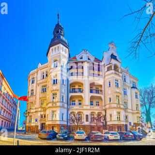 BRNO, TSCHECHISCHE REPUBLIK - 10. MÄRZ 2022: Panorama des großen Wohnhauses im Jugendstilstil auf der Biskupska-Straße, am 10. März in Brünn, Tschechische Republik Stockfoto