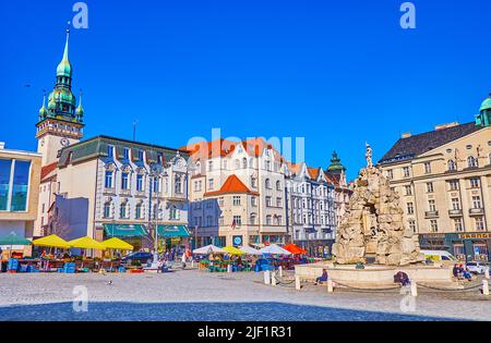 BRNO, TSCHECHISCHE REPUBLIK - 10. MÄRZ 2022: Der historische Steinbrunnen Parnas ist die Mitte des Kohlmarktes (Zelny Trh), am 10. März in Brno, Tschechische Republik Stockfoto