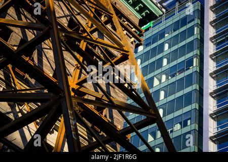 Stahlgerüst unterstützt die Fassade eines alten Gebäudes vor der Sanierung in Halifax, Nova Scotia, Kanada. Stockfoto